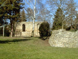Kirchenruine und Turmburg von Sden